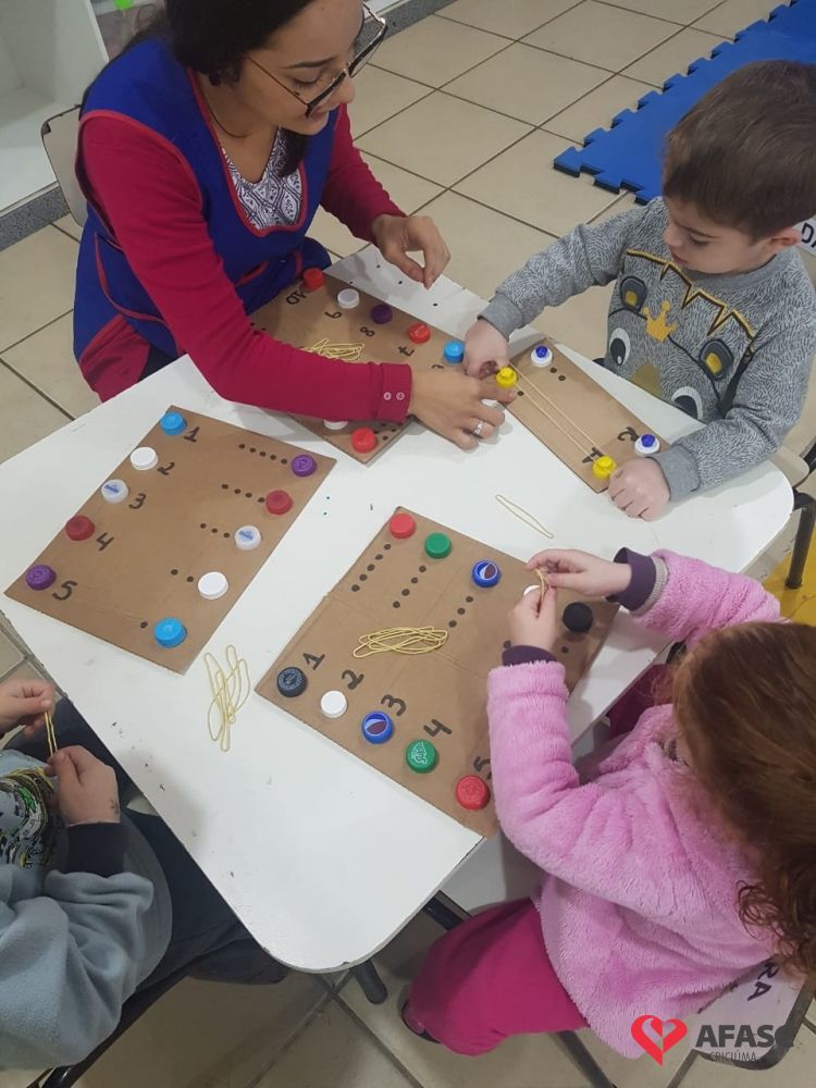 SEDU - Estudantes produzem jogos matemáticos com materiais recicláveis